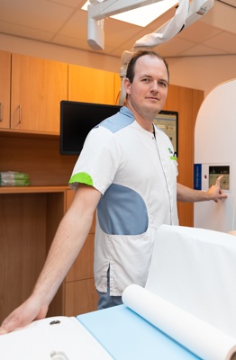 Paul Radiologisch Laborant in het Anna Ziekenhuis Radiologisch Laborant, Paul, maakt een CT scan bij patiënt