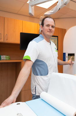Radiologisch Laborant, Paul, maakt een CT scan bij patiënt