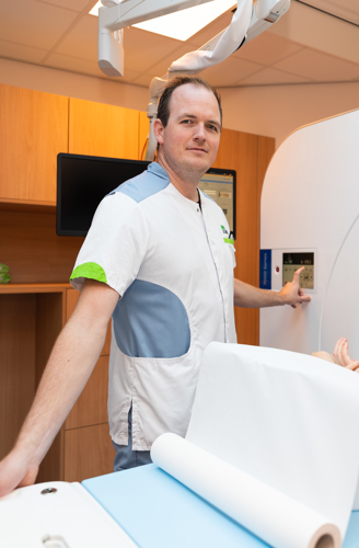 Radiologisch Laborant, Paul, maakt een CT scan bij patiënt