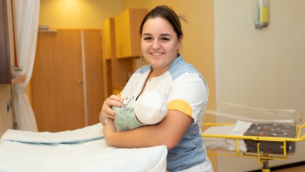 Romana - verpleegkundige in opleiding Romana is verpleegkundige op de afdeling neonatologie van het Anna Ziekenhuis